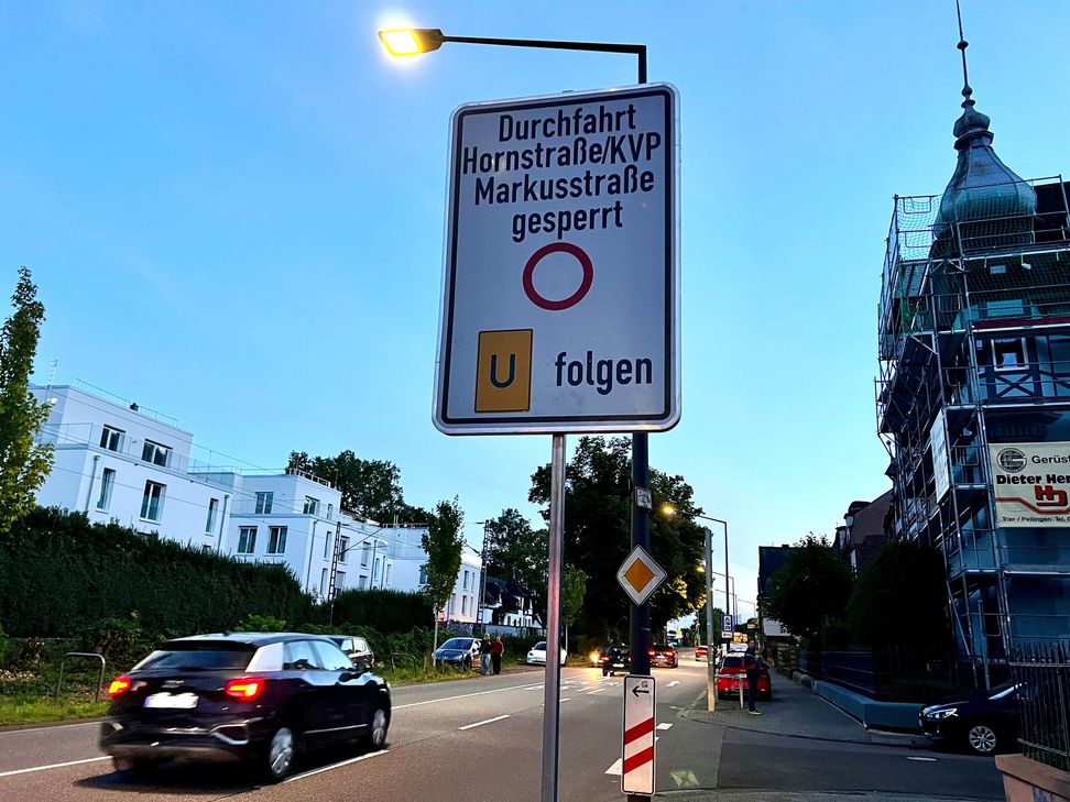 Die Beschilderung in der Kölner Straße weist auf die Straßensperrung hin