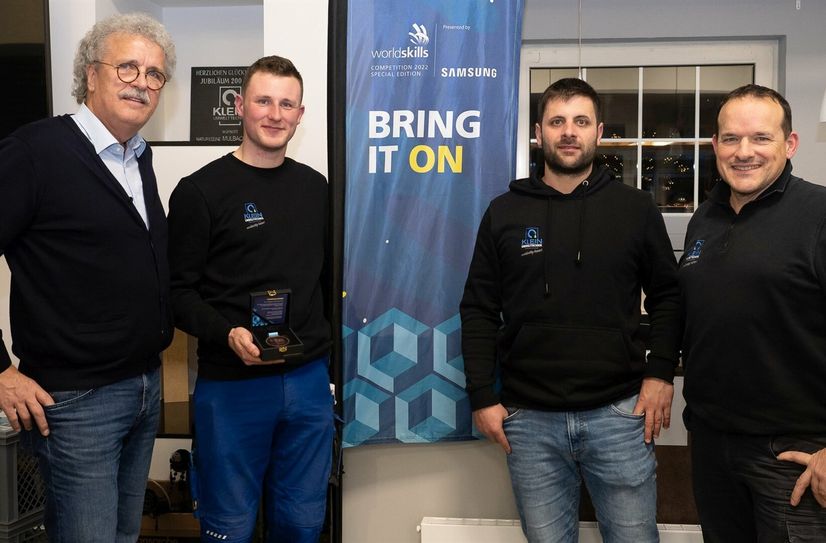 Medaillengewinner Fabian Grün (2. Von links) mit den Geschäftsführern der Klein Umwelttechnik GmbH (Bernhard Klein, Daniel Marx und Harald Lehnertz, von links)