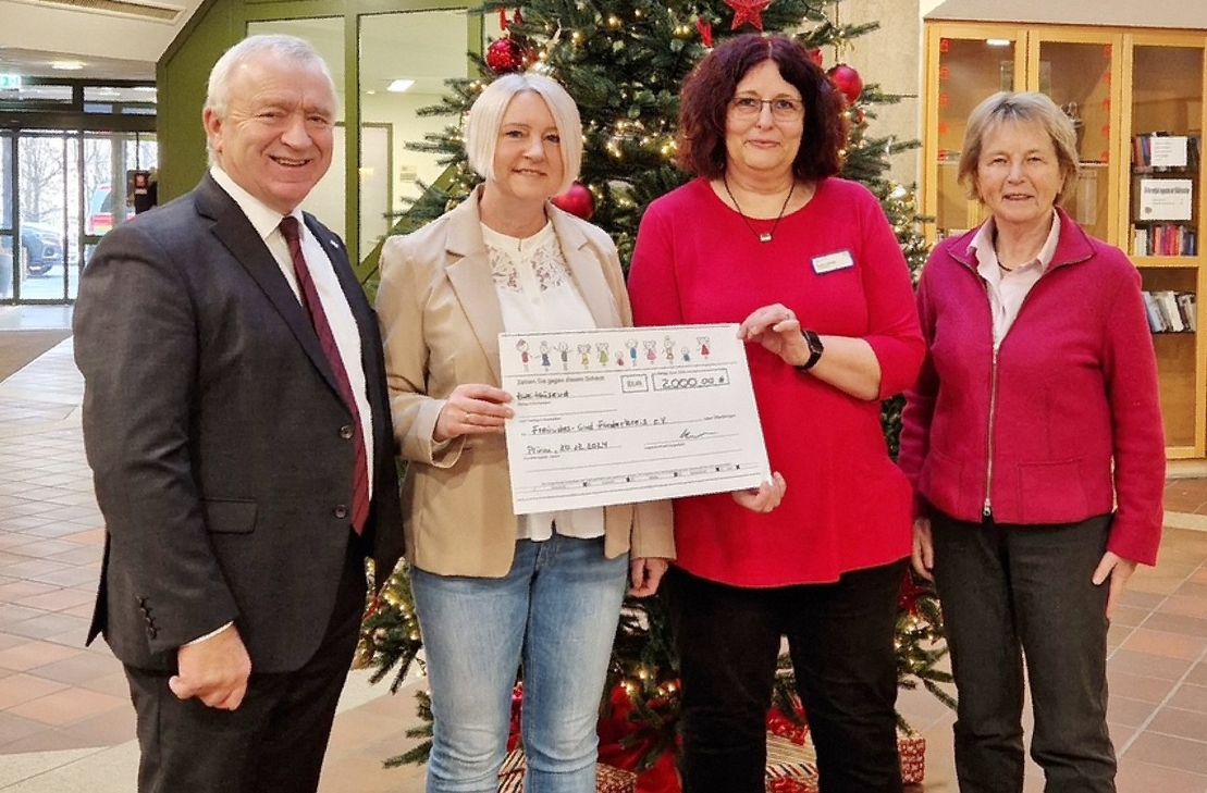 Die Übergabe des Spendenchecks in Höhe von 2.000 Euro an das St. Joseph-Krankenhaus am Kalvarienberg Prüm.