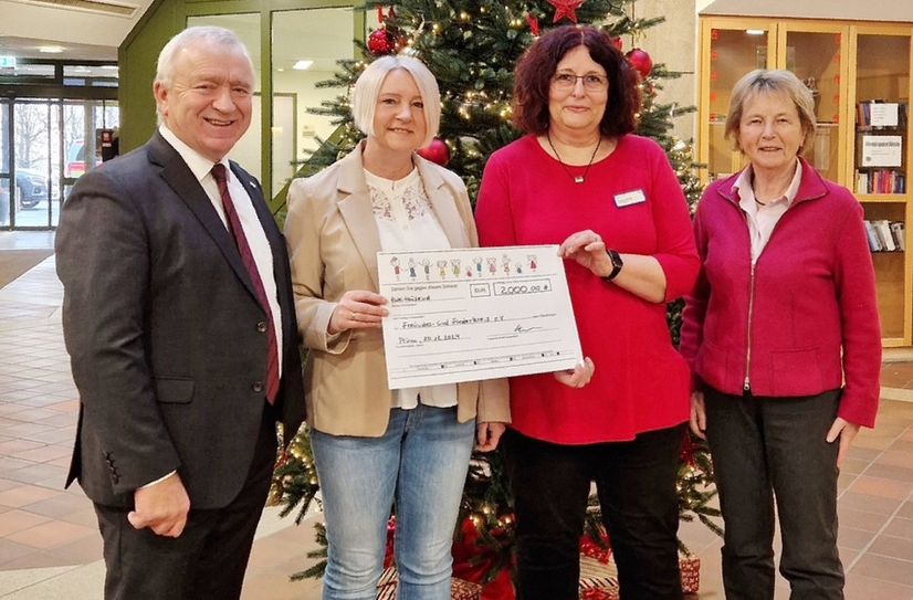 Die Übergabe des Spendenchecks in Höhe von 2.000 Euro an das St. Joseph-Krankenhaus am Kalvarienberg Prüm.