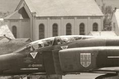 Der Stein des Anstoßes: Eine Phantom vor der Kirche in Pferdsfeld.