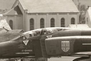 Der Stein des Anstoßes: Eine Phantom vor der Kirche in Pferdsfeld.