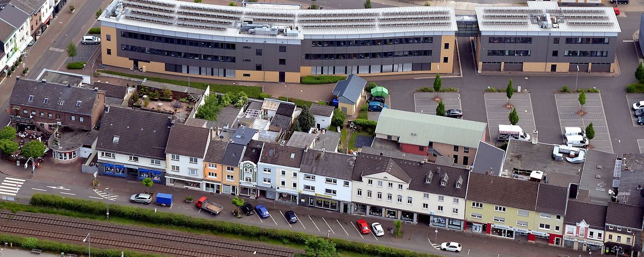 Die Mechernicher Bahnstraße (unten) wird für rund ein Jahr teilweise „umgedreht“. Dafür muss sie am 7. April zwischen den Einmündungen Blankenheimstraße und Weierstraße voll gesperrt werden.