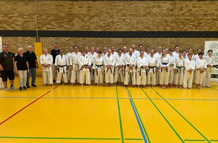 Gruppenbild der feiernden Lehrgangsgruppe