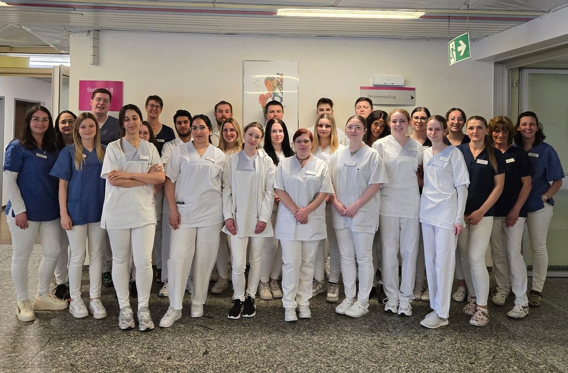 Zwei Wochen lang übernahmen die Auszubildenden (weiße Arbeitskleidung) die Verantwortung für eine Station in den Diakonie Kliniken Hunsrück, mit Unterstützung der Praxisanleiterinnen und -anleiter.