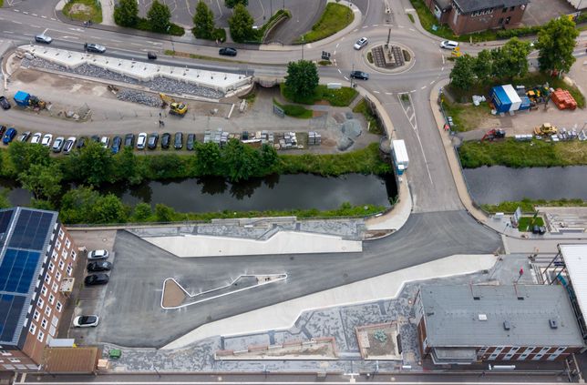 Ein Blick von oben auf den neu gestalteten Bahnhofsvorplatz mit dem Zentralen Omnibusbahnhof in Gerolstein. Ab dem 15. Juli wird der Platz wieder zum zentralen Umsteigepunkt für Bus und Bahn.