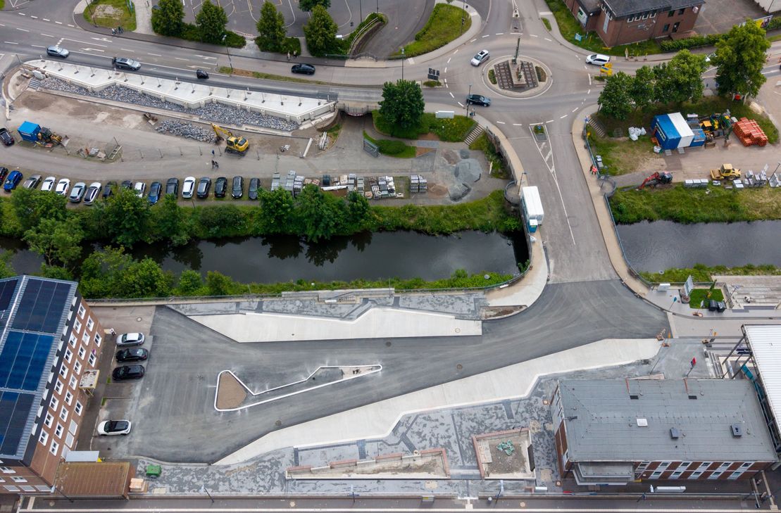 Ein Blick von oben auf den neu gestalteten Bahnhofsvorplatz mit dem Zentralen Omnibusbahnhof in Gerolstein. Ab dem 15. Juli wird der Platz wieder zum zentralen Umsteigepunkt für Bus und Bahn.