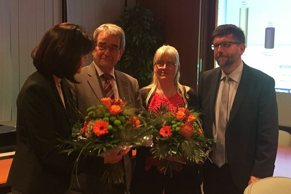 Stephanie Balthasar-Schäfer (links) und der amtierende VG-Bürgermeister Helmut Probst gratulierten Wolfgang Lambertz zum Wahlsieg.
