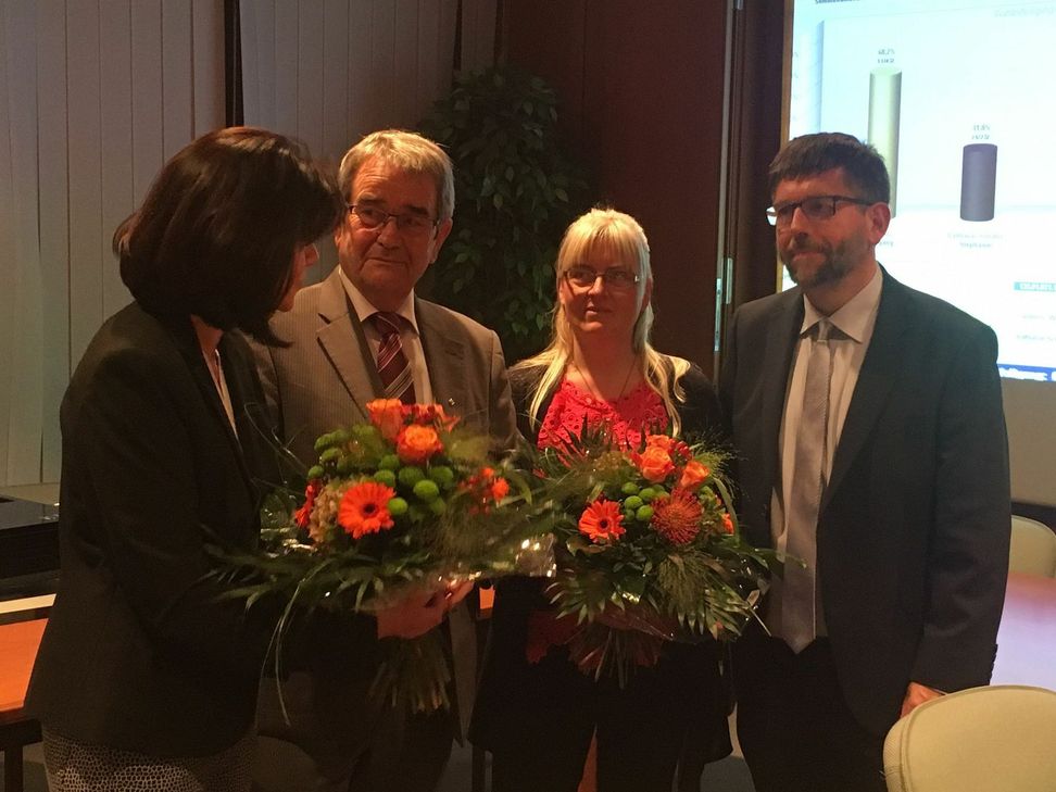 Stephanie Balthasar-Schäfer (links) und der amtierende VG-Bürgermeister Helmut Probst gratulierten Wolfgang Lambertz zum Wahlsieg.
