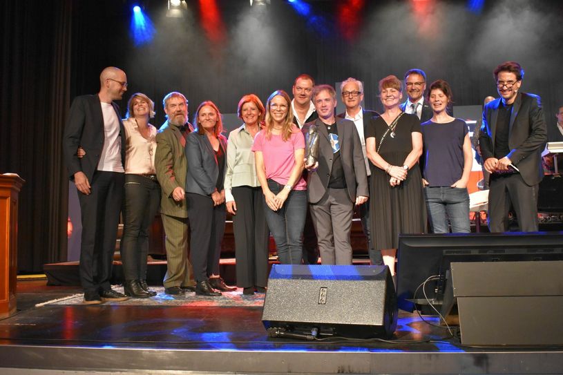 Das Team von »Polizeiruf 110« aus Rostock nahm den Filmpreis »Roland« in Daun im Rahmen der Abendgala entgegen. Fotos: Woltmann