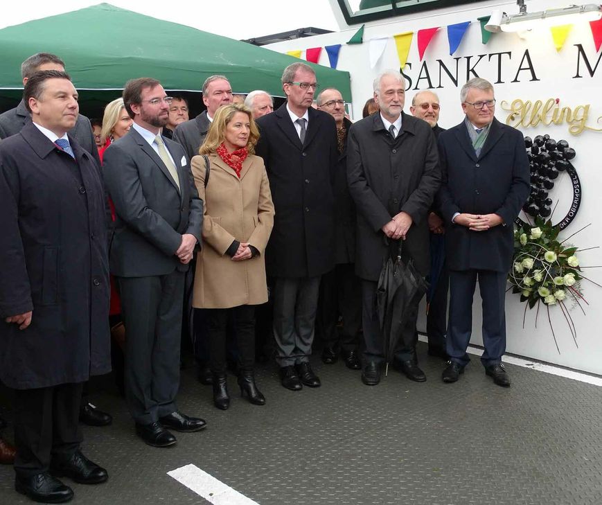 Der älteste Sohn des Großherzogs, Guillaume (vorne, zweiter von links) vor der Schiffstaufe. Foto: Mohsmann