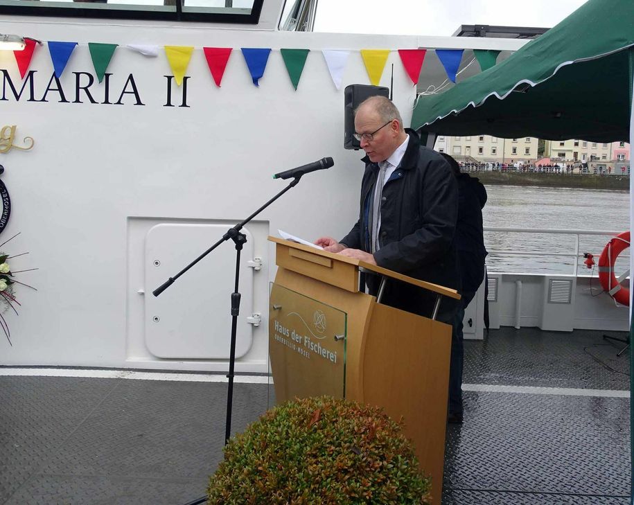 Ortsbürgermeister Andreas Beiling begrüßt die Gäste auf der neuen Fähre. Foto: Mohsmann