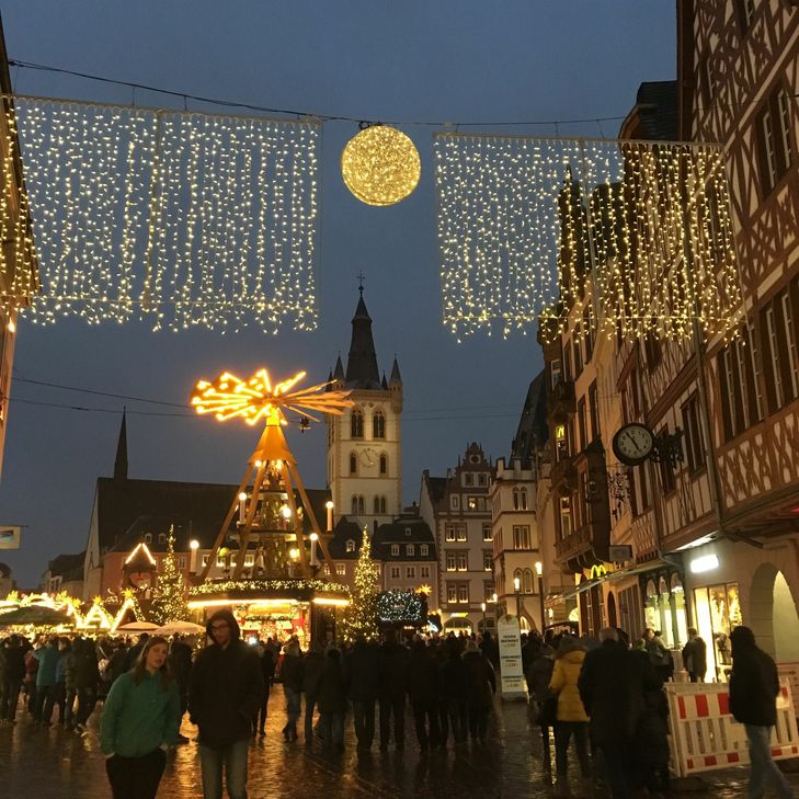 Stadtbummel in stimmungsvoller Atmosphäre: Die Stadtwerke Trier, die City-Initiative Trier, ihre Mitgliedsbetriebe sowie zahlreiche finanzielle Unterstützer aus den Reihen der Trierer Geschäftswelt sind die Garanten für die alljährlichen Winterlichter in der Trierer Innenstadt, die bis Mitte Januar erhalten bleiben. Foto: Neumann