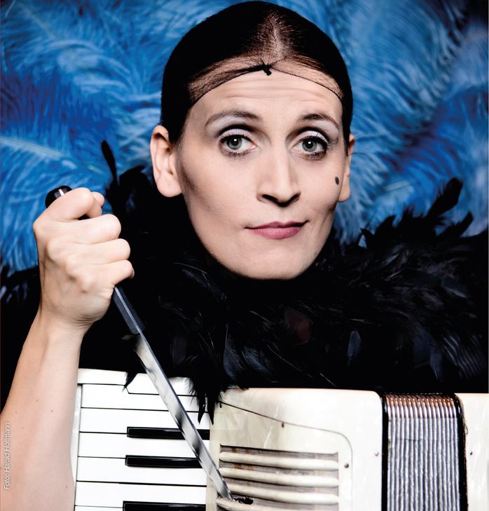 Mit Dutt und Denkerstirn: Carmela de Feo.