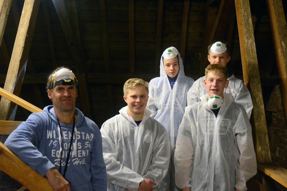 Jugendliche sorgen im Kirchturm in Kyllburg für einen Lebensraum für Dohlen und Fledermäuse. Foto: FF