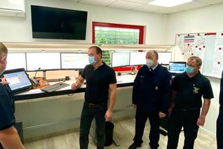 VG-Bürgermeister Jörg Lempertz (2. v. l.) zusammen mit dem Planungs- und Funkeinsatzzentrale-Team der Feuerwehr bei der Inbetriebnahme der neuen digitalen Einsatzzentrale in Mendig.