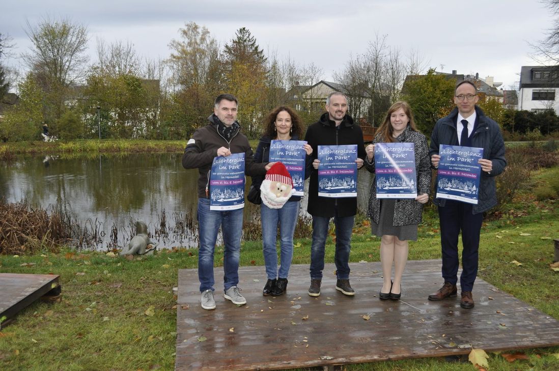 Die Vorstandsprecher (von links) Dieter Nels, Markus Weicherding und Christian Kruchten mit HGV-Marketing-Assistensin Susanne Franzen und Stadtbürgermeisterin Lena Weber (2. von rechts). Foto: Fischer