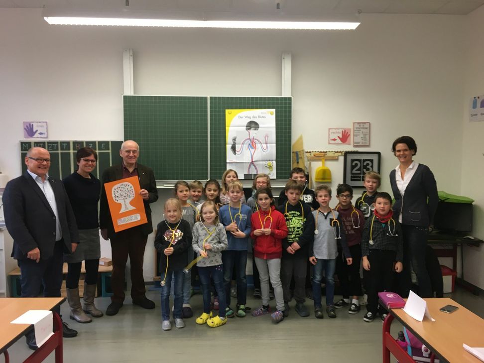 Edwin Steffen, Lions-Club-Präsident, Martina Jonas, Klasse 2000 Rheinland-Pfalz, Prof. Dr. Hans Anton Adams, Klasse-2000-Beauftragter des Lions Club Trier, sowie die 3. Klasse der St. Peter Grundschule Trier-Ehrang Foto: Lions Club