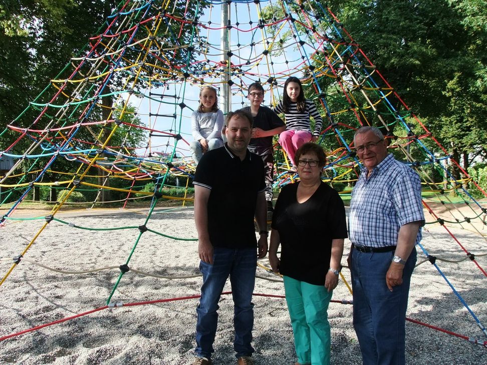 Jörg Hartig mit Katharina und Karl Heil vor der neuen Kletterpyramide. Diese wird am Samstag, 6. August, vor der großen Ruck-Zuck-Schlagerparty eingeweiht. Foto: Fischer
