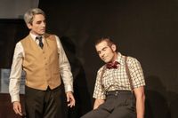 Das Duo Mimikry präsentierte sich im Alten Rathaus mit seiner Pantomine-Show radikal, detailverliebt und rabenschwarz
im humorvollen Abgang.