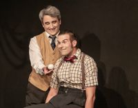 Das Duo Mimikry präsentierte sich im Alten Rathaus mit seiner Pantomine-Show radikal, detailverliebt und rabenschwarz
im humorvollen Abgang.