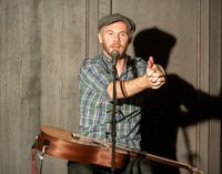 Nisse Barfuss philosophierte sich im Welcome Parkhotel durch einen Abend aus absurden Gedanken, kreativen Wortwitzen, artistischen Einlagen und musikalischen Kurzgeschichten.