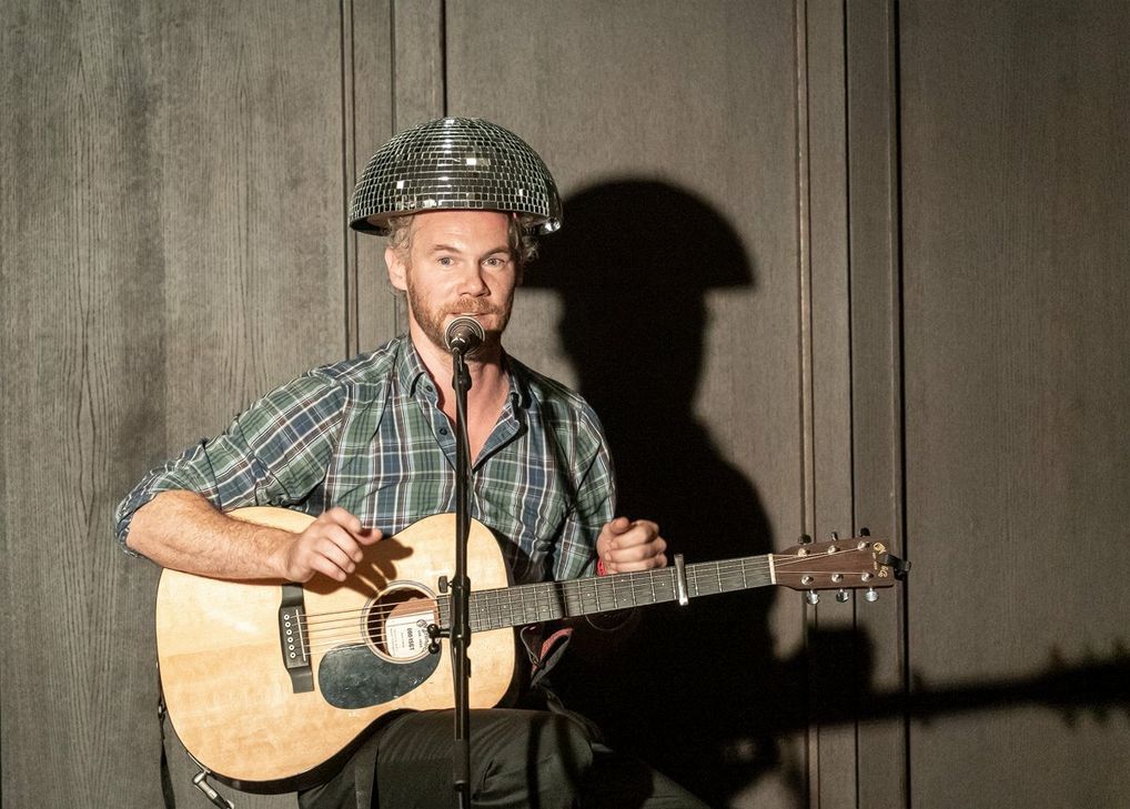 Nisse Barfuss philosophierte sich im Welcome Parkhotel durch einen Abend aus absurden Gedanken, kreativen Wortwitzen, artistischen Einlagen und musikalischen Kurzgeschichten.