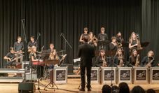 Die "MaryTones Big Band" begeisterte das Publikum im Stadttheater mit flotten Liedern der Beatles und animierte auch zum Mitsingen.