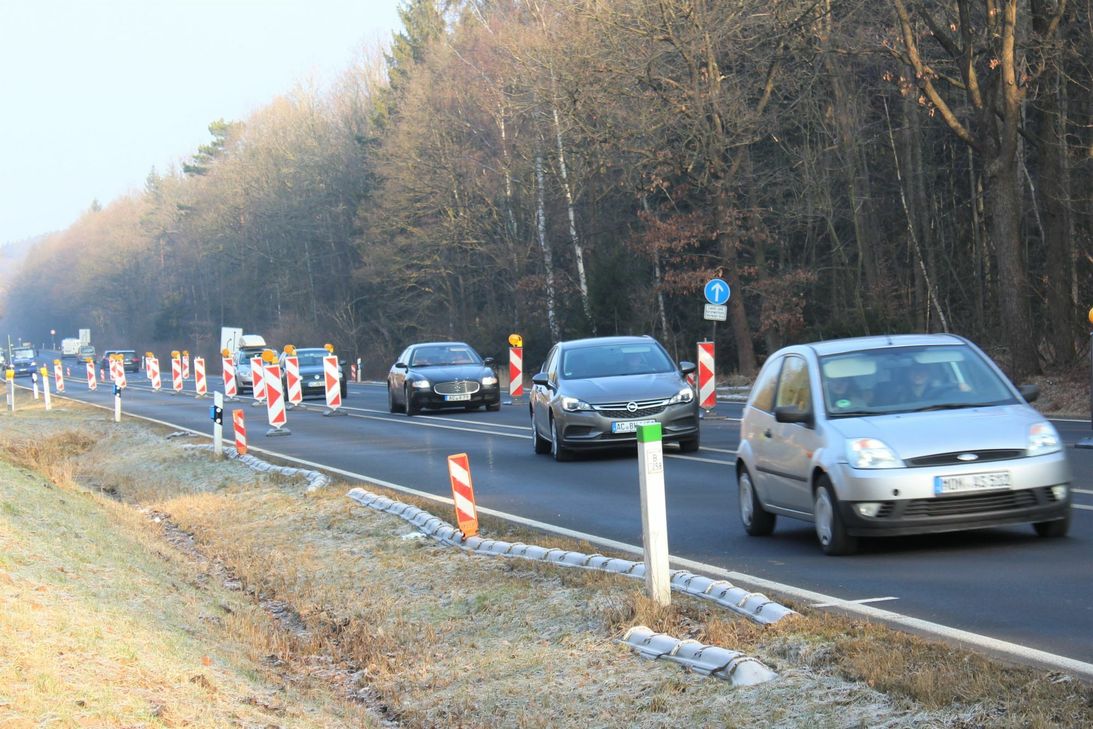 Auf der Himmelsleiter rollt der Verkehr „anders.“ Schuld daran sind die Arbeiten für die Ein-und Ausfahrten in den Münsterwald, wo der Windpark hinkommt und ab Herbst in Betrieb genommen wird.  Fotos: Günther Sander