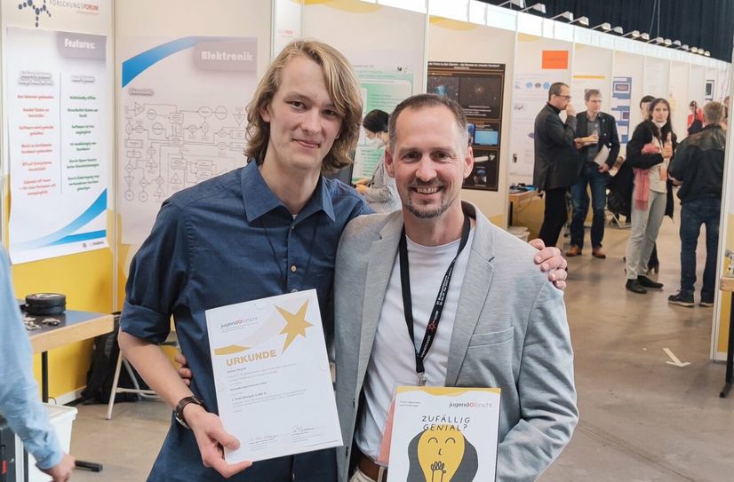 Rufus Wegner (li.) und Lehrer Nikolaus Weiler (re.) freuen sich über Platz zwei im Fachbereich Biologie im Jugend-forscht-Bundeswettbewerb. Foto: privat