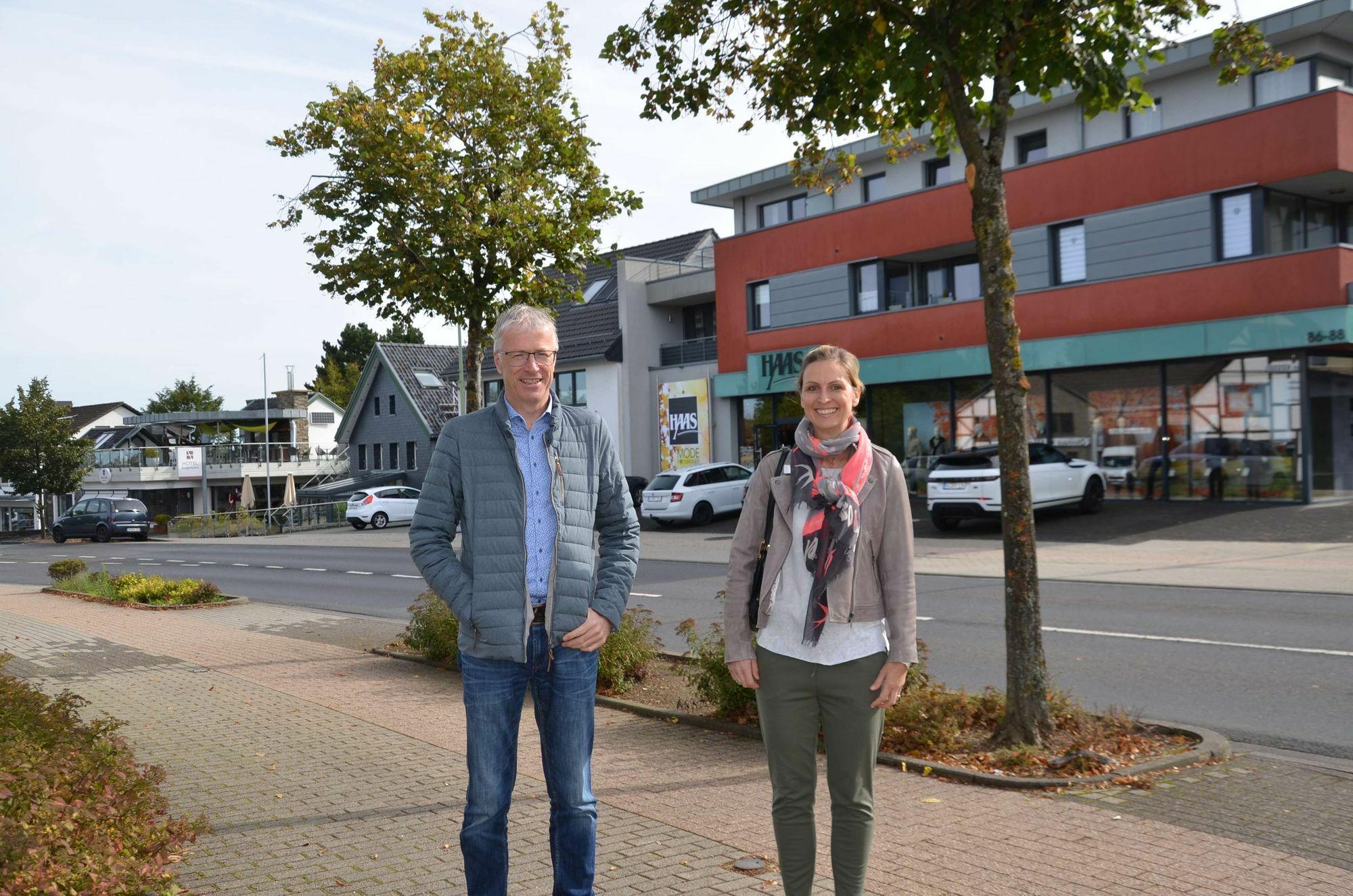 Gewerbevereins-Vorsitzender Michael Haas und Annette Wüst von der »Marketing-Gruppe« starten eine Hilfsaktion für Flutopfer. Wer spendet, auf den warten tolle Preise. Foto: T. Förster