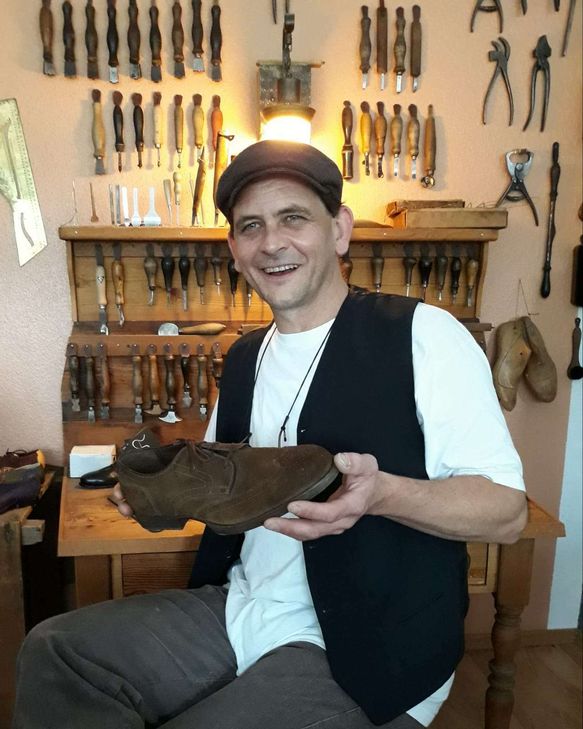 Franky Wilden hat sich als Nachfahre der Simmerather »Schohmeischesch« ein kleines Atelier in Broichweiden eingerichtet, um in vielen kleinen Arbeitsschritten noch einmal Schuhe in Handarbeit zu fertigen. Fotos: Privat