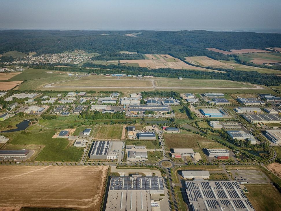 Vorne das IRT Föhren, hinten Hetzerath. Der Industriepark soll Richtung Hetzerath erweitert werden.