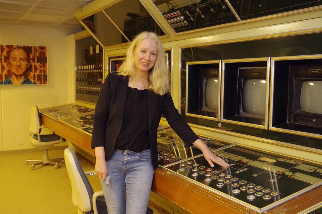 Heike Hollunder zeigt die Hauptsteuerungszentrale des einstigen Bunkers. Foto: Mager