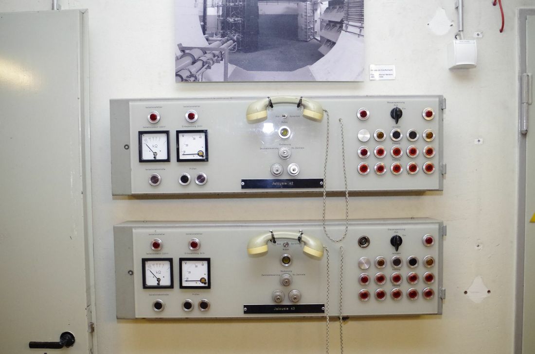 Schalttafeln und Knöpfe finden sich an vielen Stellen im Bunker. Foto: Mager