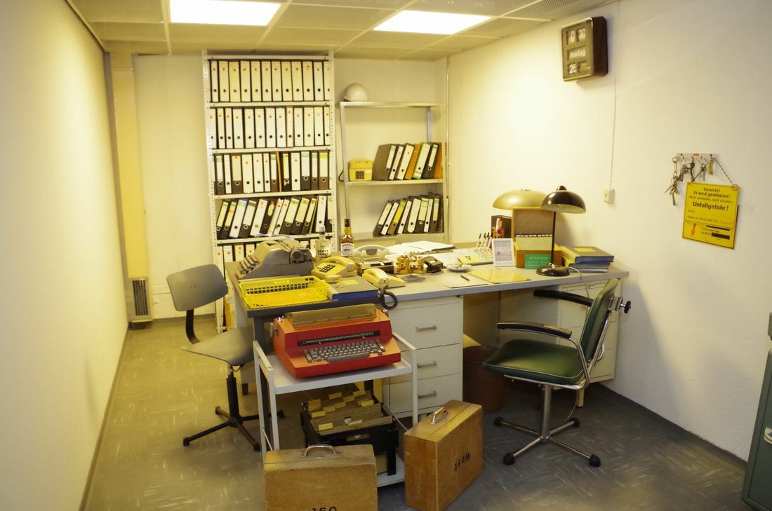 Akten stapeln sich im Regal. Foto: Mager