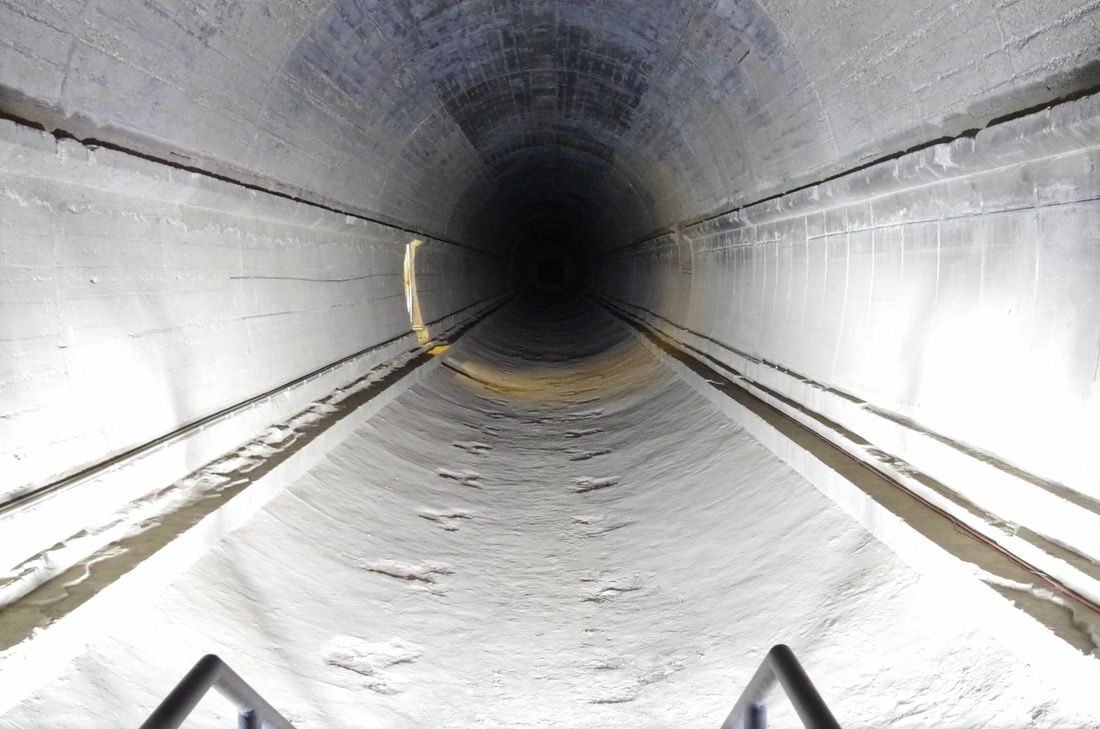 Am Ende der Dokumentationsstätte eröffnet sich der Blick in die nackte Betonröhre des zurückgebauten Bunkers. Foto: Mager
