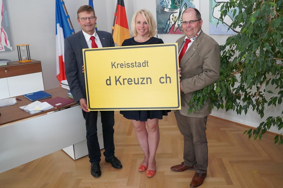 Rühren die Werbetrommel für die Kampagna #missingtype: Dr. Andreas Opitz (ärztlicher Geschäftsführer beim Blutspendedienst), Oberbürgermeisterin Dr. Kaster-Meurer und Jörg Backhaus (Leiter Öffentlichkeitsarbeit beim Blutspendedienst).