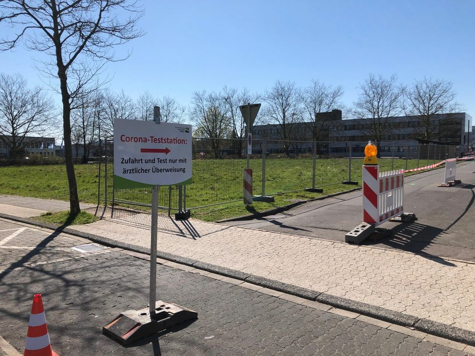 Der Weg zum Drive-In-Labor ist für die Autofahrer gut ausgeschildert. Foto: J. Urban