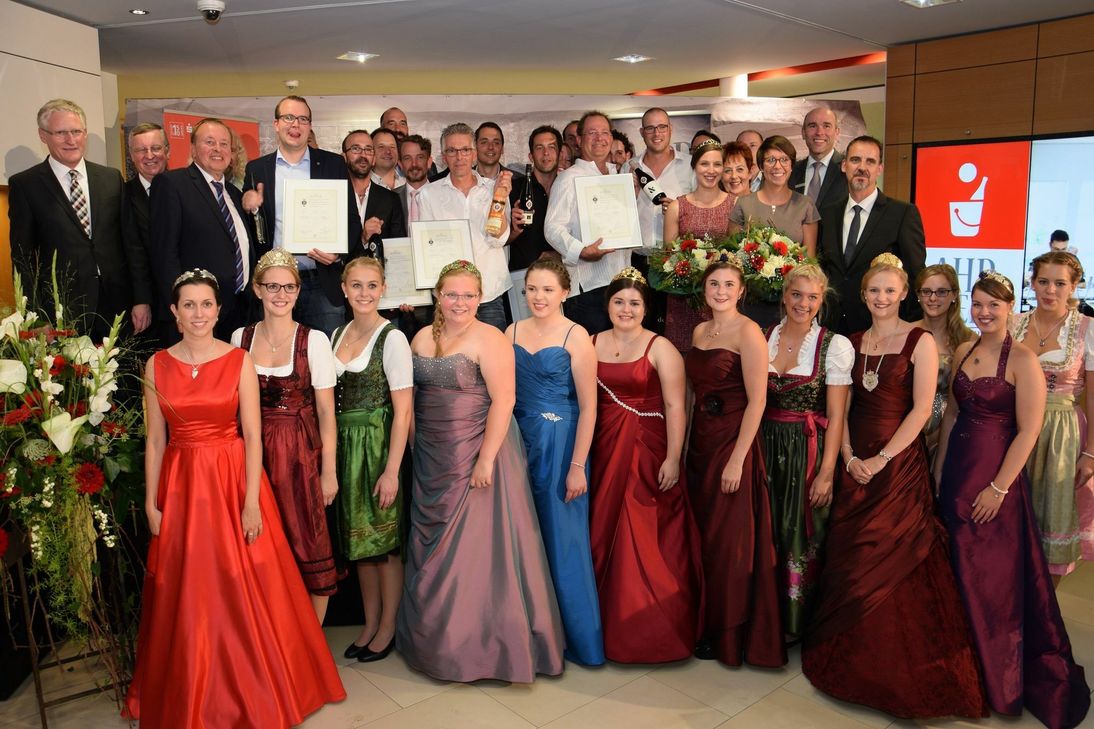 Organisatoren, Jury, Preisträger und Weinköniginnen aus dem Ahrtal beim großen Abschlussfoto. Fotos: Th. Wirtz