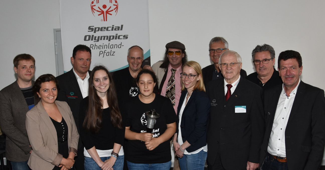 Guildo Horn, Botschafter der Spiele von Trier (hinten, Mitte) mit den beiden sportlichen Gesichtern Viviana Saltalamaccia (vorne, Mitte) und Heinrich Waßenberg (links neben Guildo) sowie Mitgliedern des Organisationskomitees. Foto: Special Olympics