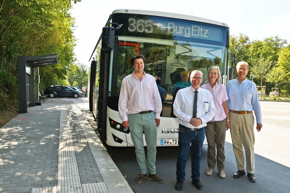 Regio-Bus 365 zur Burg Eltz: Grafenfamilie und Landrat Dr. Alexander Saftig (2. v. l.) ziehen eine positive Bilanz.