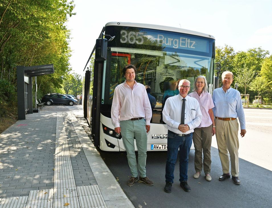 Regio-Bus 365 zur Burg Eltz: Grafenfamilie und Landrat Dr. Alexander Saftig (2. v. l.) ziehen eine positive Bilanz.