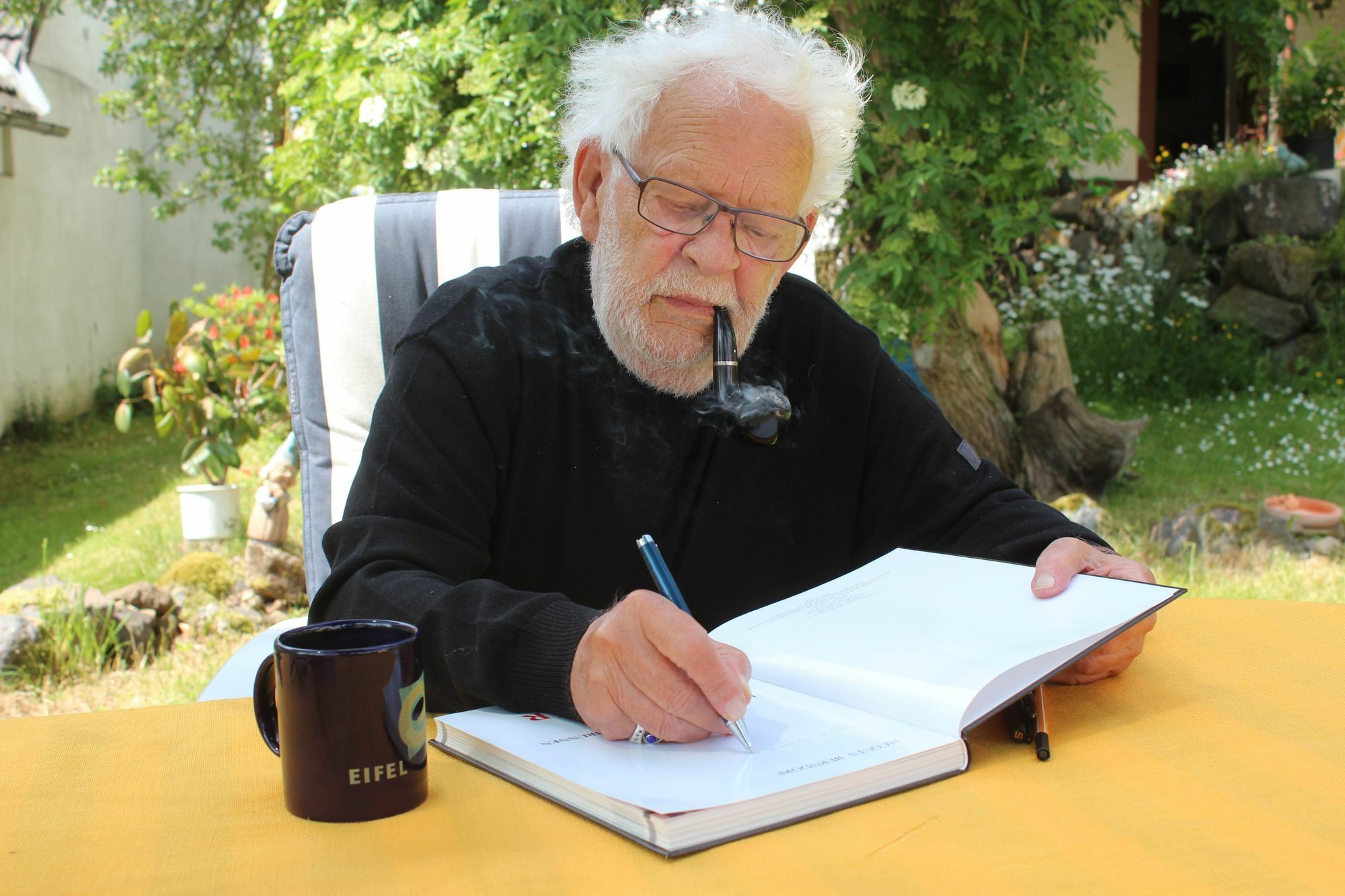 Jacques Berndorf feiert am Samstag, 22. Oktober, seinen 80. Geburtstag – und arbeitet an seinem nächsten Eifel-Krimi. Foto: Hans Peter Kruse