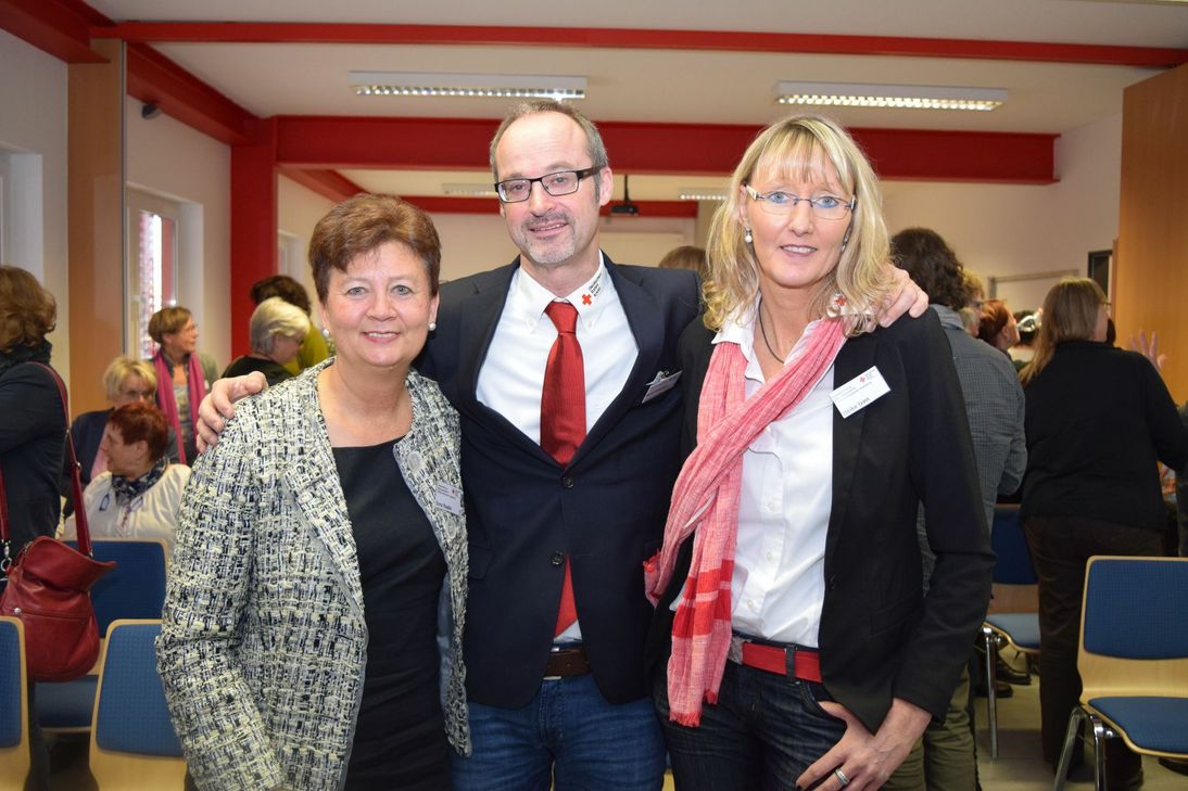 Rolf Klöcker stellte die Nachfolgerin von Ilona Raabe (l.) dem Publikum vor. Heike Iven (r.) leitet ab Januar 2017 die Familienbildung des DRK. Foto: Breuer