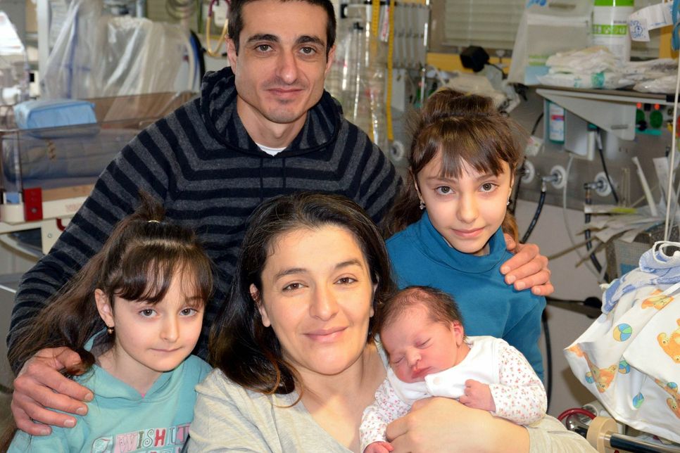 Baby Nazli Rasulzade kam als erstes Baby des neuen Jahres im Diakonie Krankenhaus zur Welt. Unser Bild zeigt sie zusammen mit den Eltern Arzu und Kamil Rasulzade und den Schwestern Nigar (7) und Nuray (10).