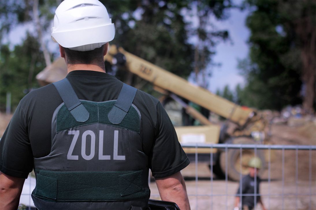 Beamte der Zolleinheit Finanzkontrolle Schwarzarbeit werden auf Baustellen oft fündig. Die IG BAU fordert ein noch strengeres Vorgehen gegen Lohn-Betrug und illegale Beschäftigung. Symbolfoto: IG BAU
