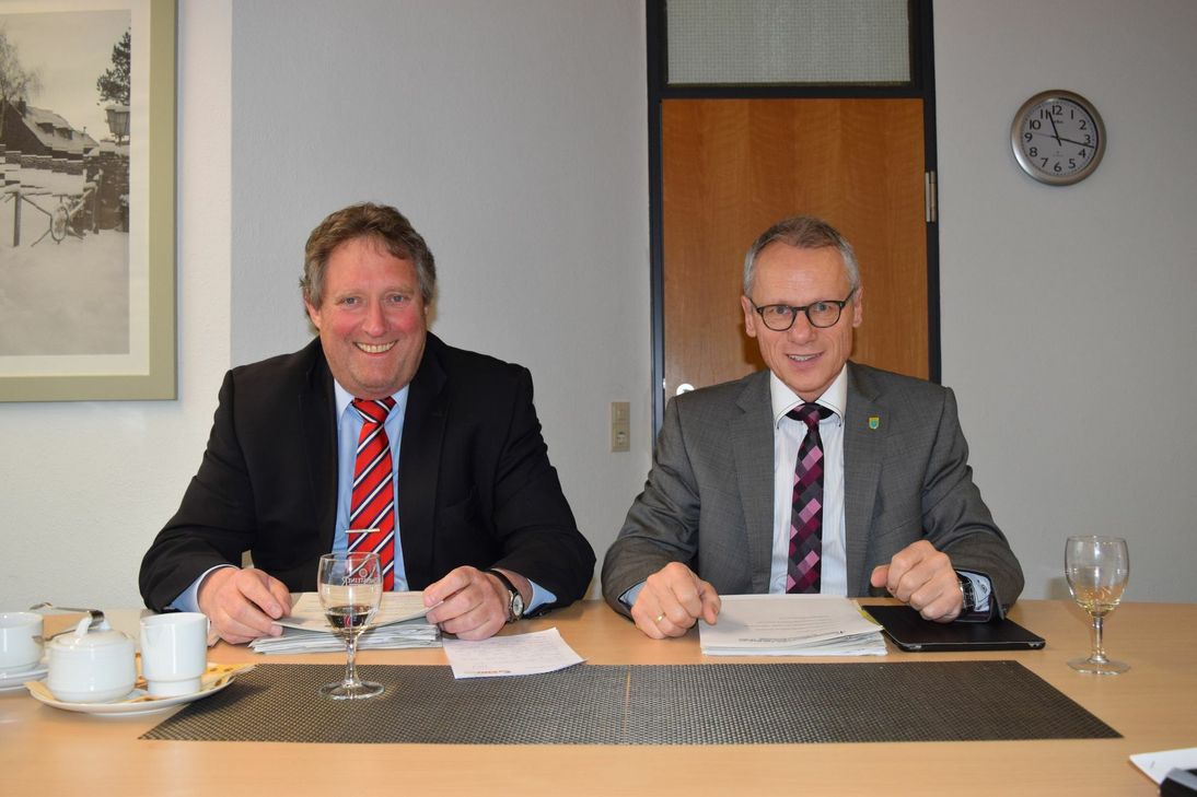Arbeiten gemeinsam an der Zukunft Simmeraths: Axel Wirtz MdL (l.) und Bürgermeister Karl-Heinz Hermanns.