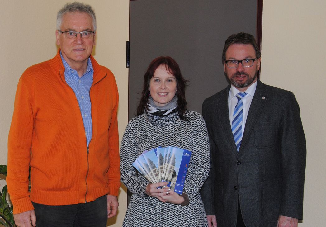 Josef Brodam (von links), Britta Schmaglinski und Oberbürgermeister Wolfgang Treis präsentieren den Arbeitsplan für das 1. Semester 2016.