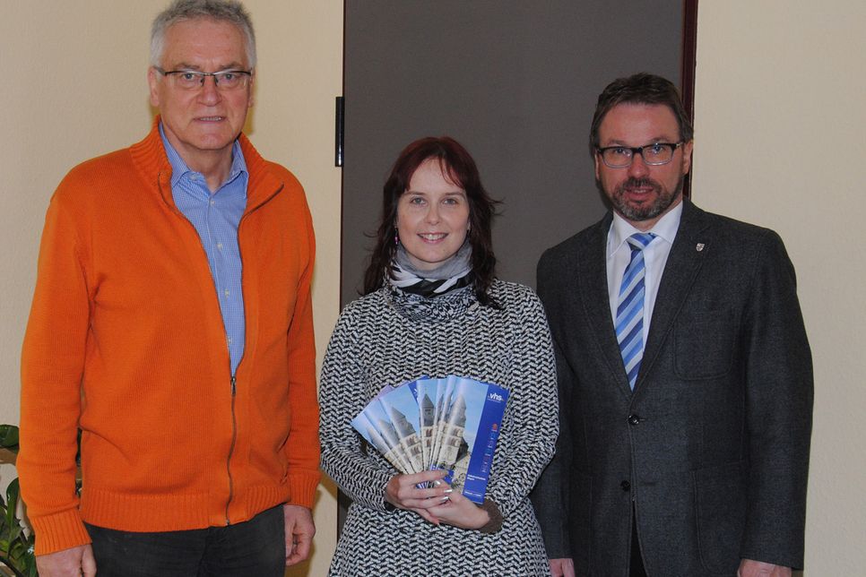 Josef Brodam (von links), Britta Schmaglinski und  Oberbürgermeister Wolfgang Treis präsentieren den Arbeitsplan für das 1. Semester 2016.